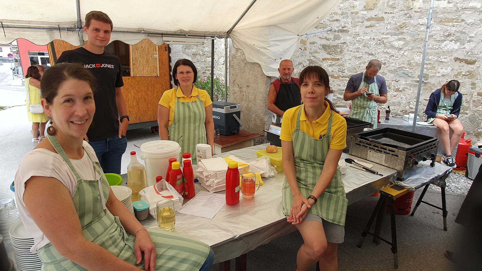Team in der Würstel-, Kotelett- und Burgerstation / Pfarre Rabenstein
