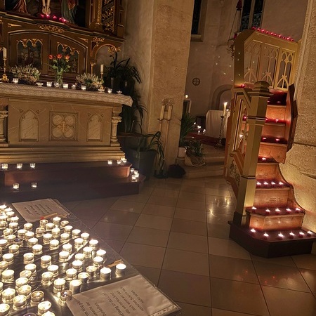 Unsere Pfarrkirche erstrahlte im Licht zahlreicher Kerzen.  / Lukas Egger