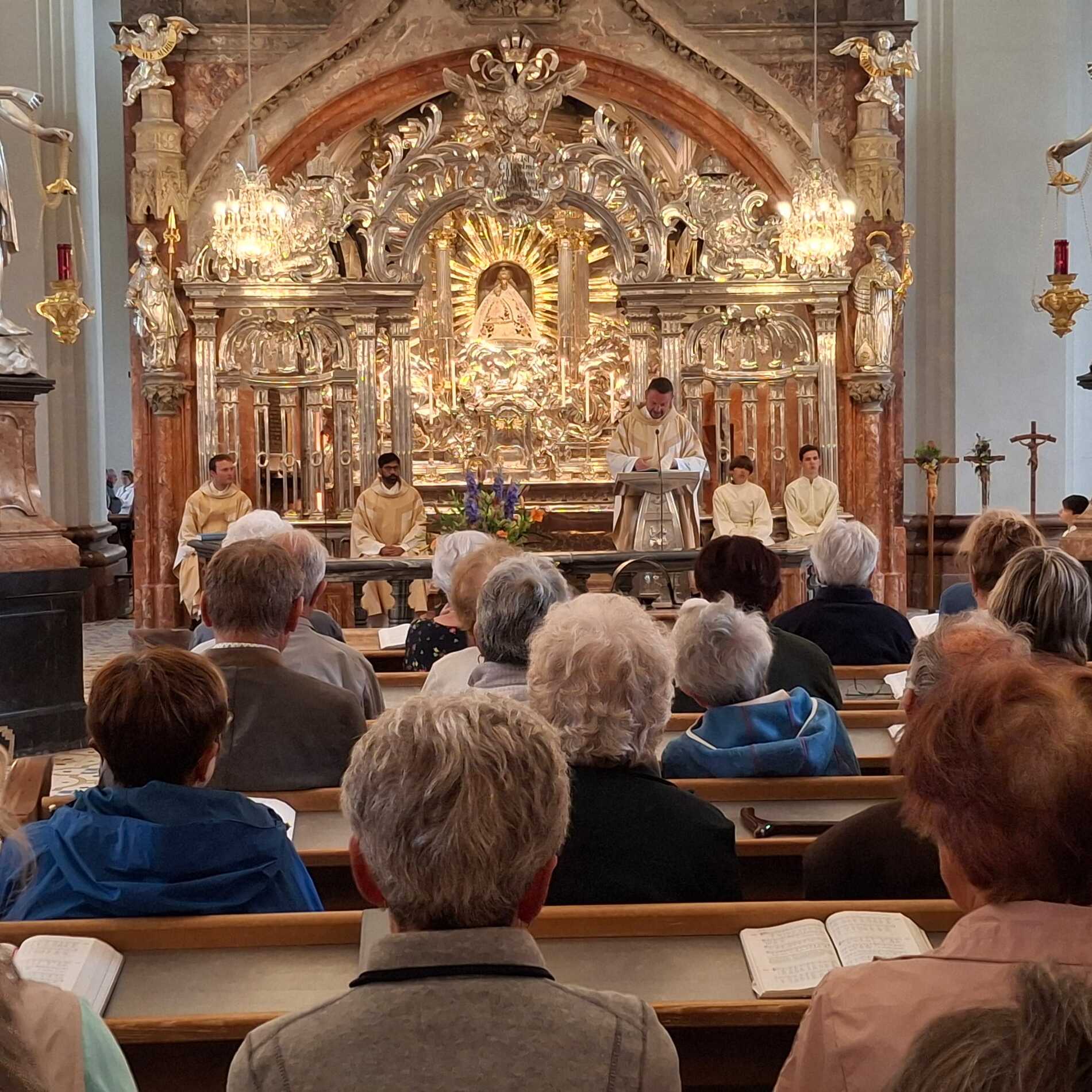 Gottesdienst in der Basilika am Gnadenaltar. / Pfarre Rabenstein