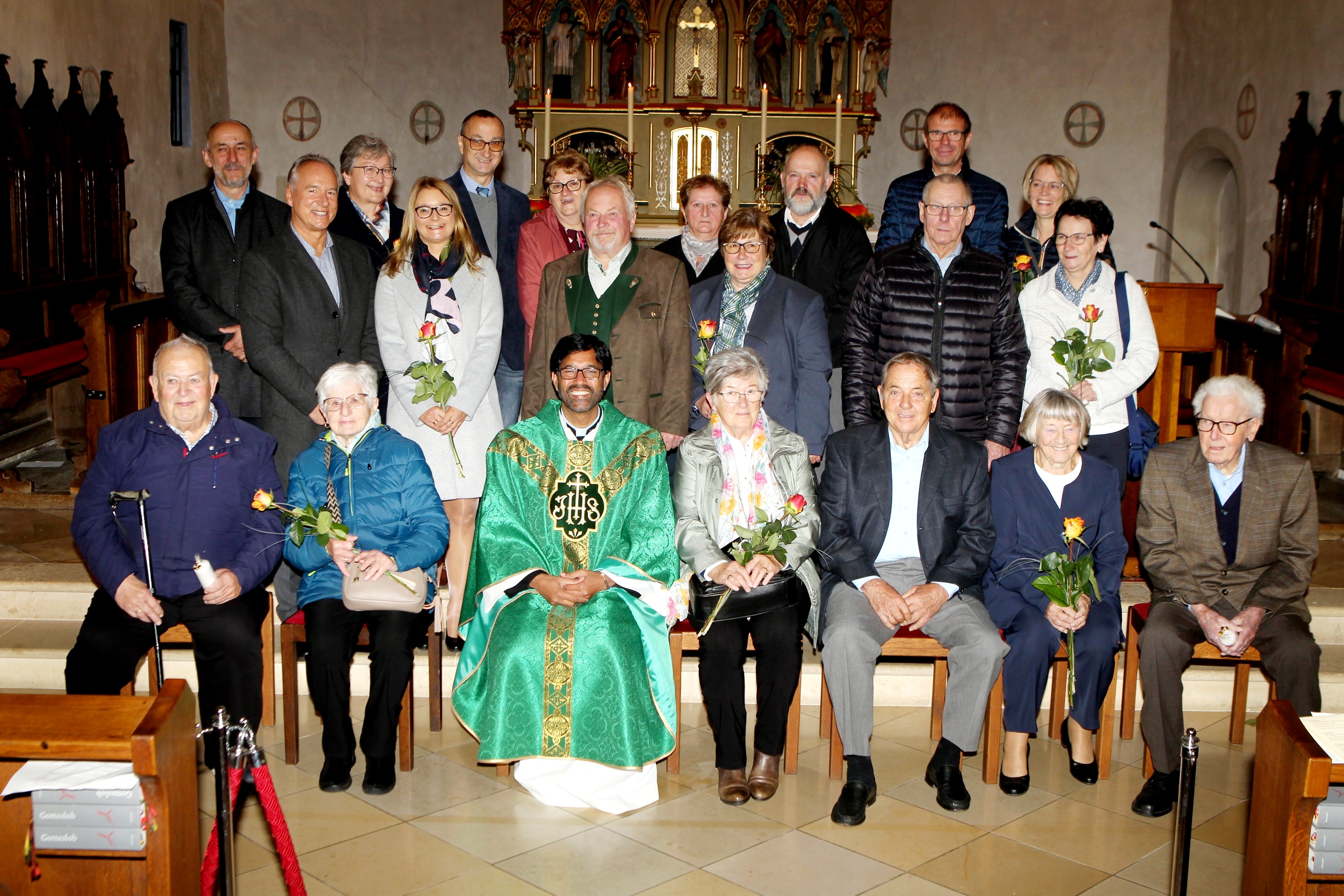 Vikar P. Martin mit den Jubelpaaren / Franz Reisenhofer