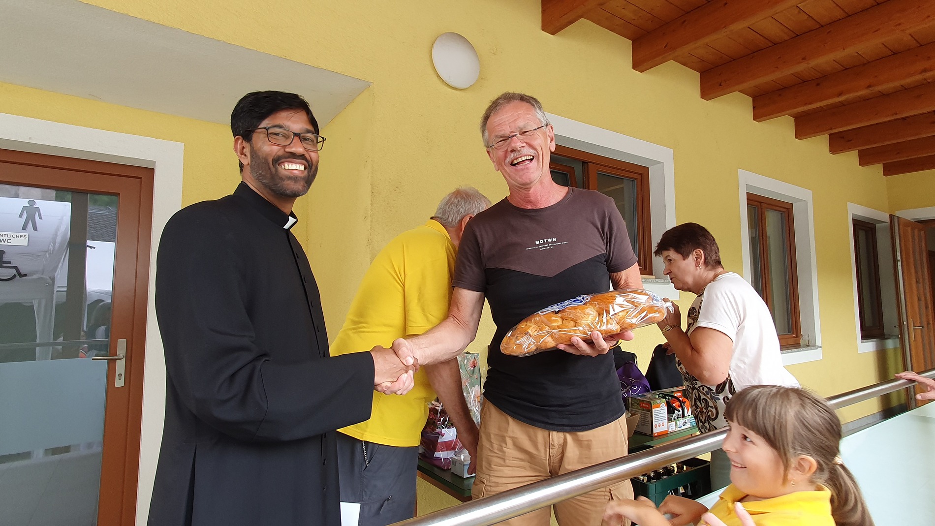 Die Gewinner des Schätzspiels beginnend mit dem Hauptgewinn. / Pfarre Rabenstein
