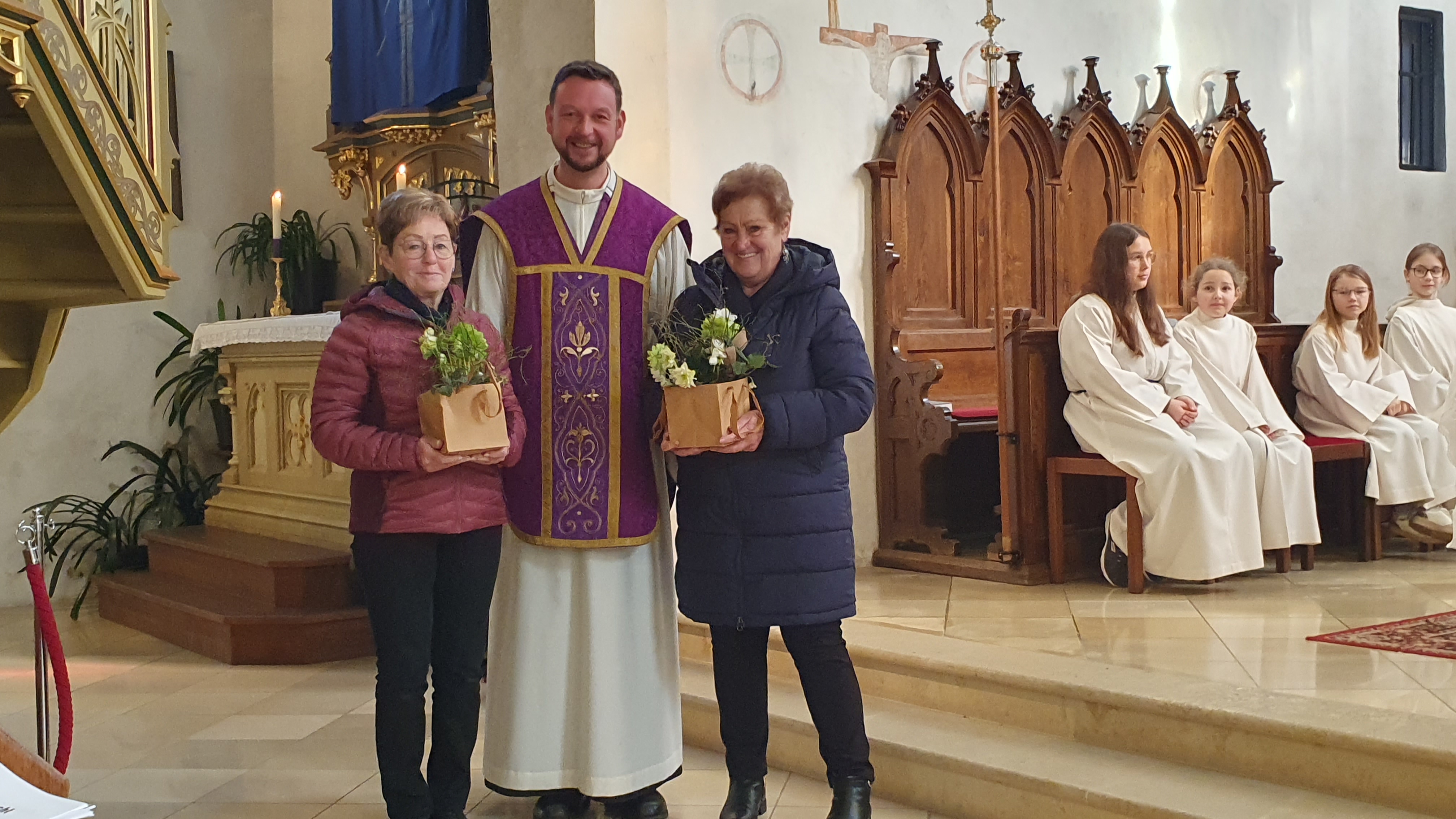 P. Altmann mit Marlies Bichelmayer und Monika Hörmann / Pfarre Rabenstein