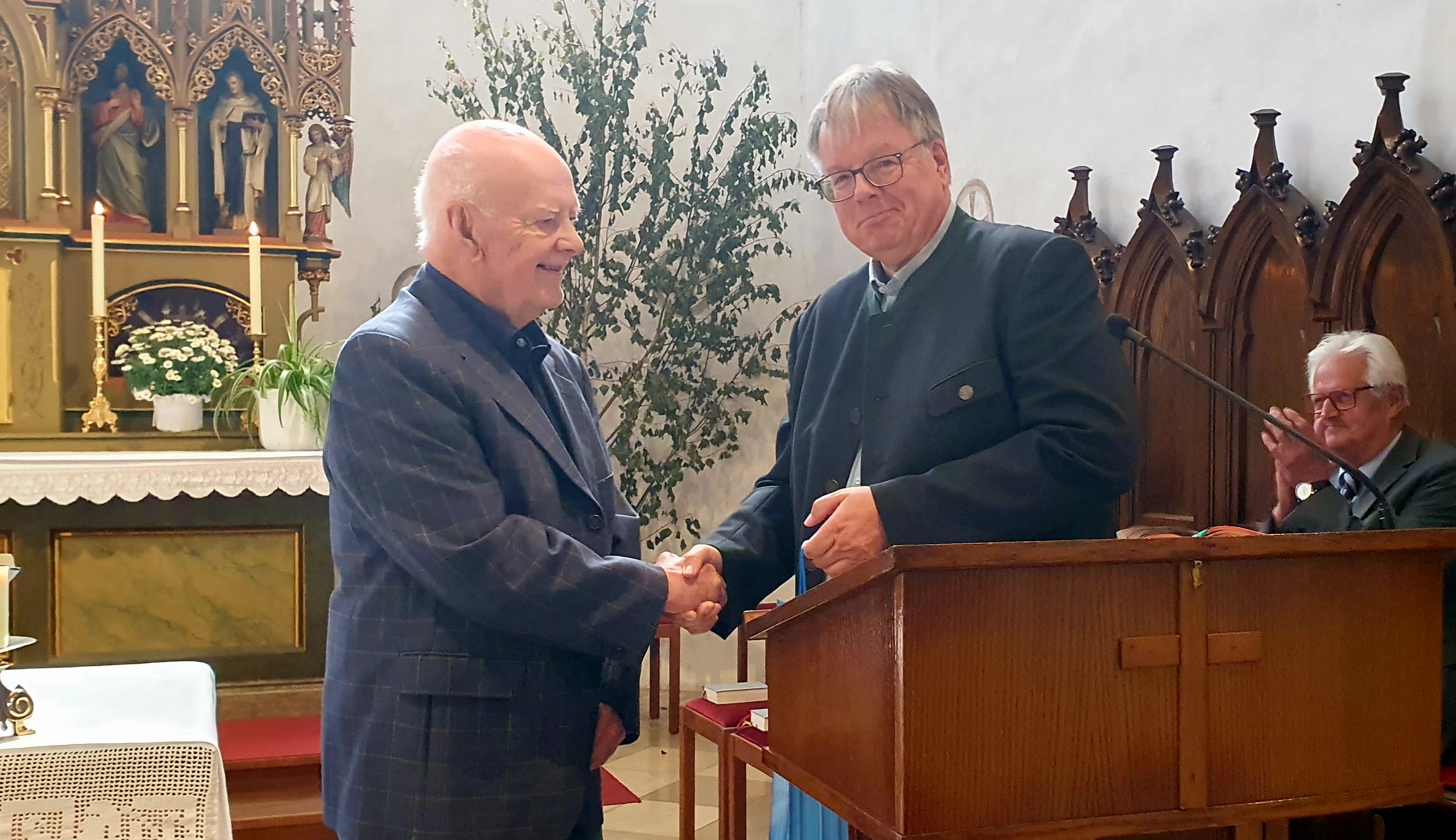 Mag. Erich Seidl gratuliert Dr. Kurt Leitzenberger / Pfarre Rabenstein